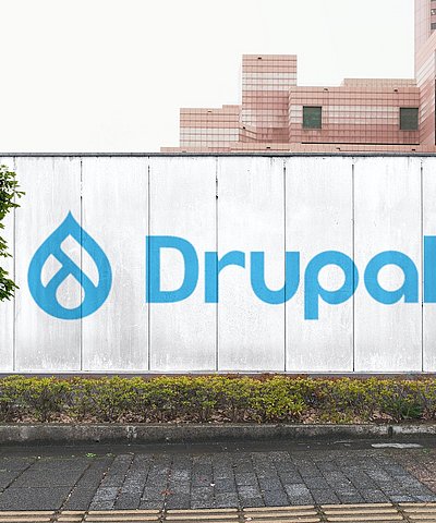 Drupal Logo auf weißer Wand
