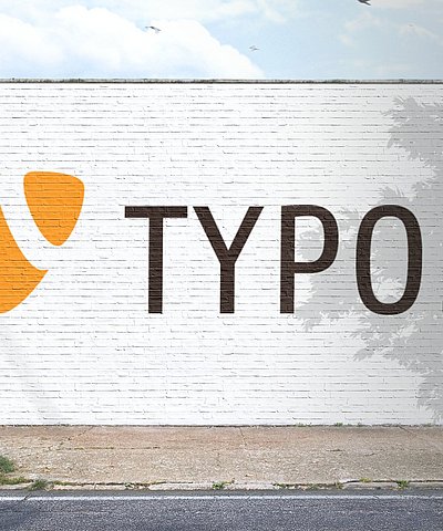 TYPO3 Logo auf weißer Wand
